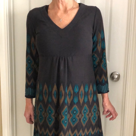 Flattering V-neck, knee length and classic! - Picture 1 of 5
